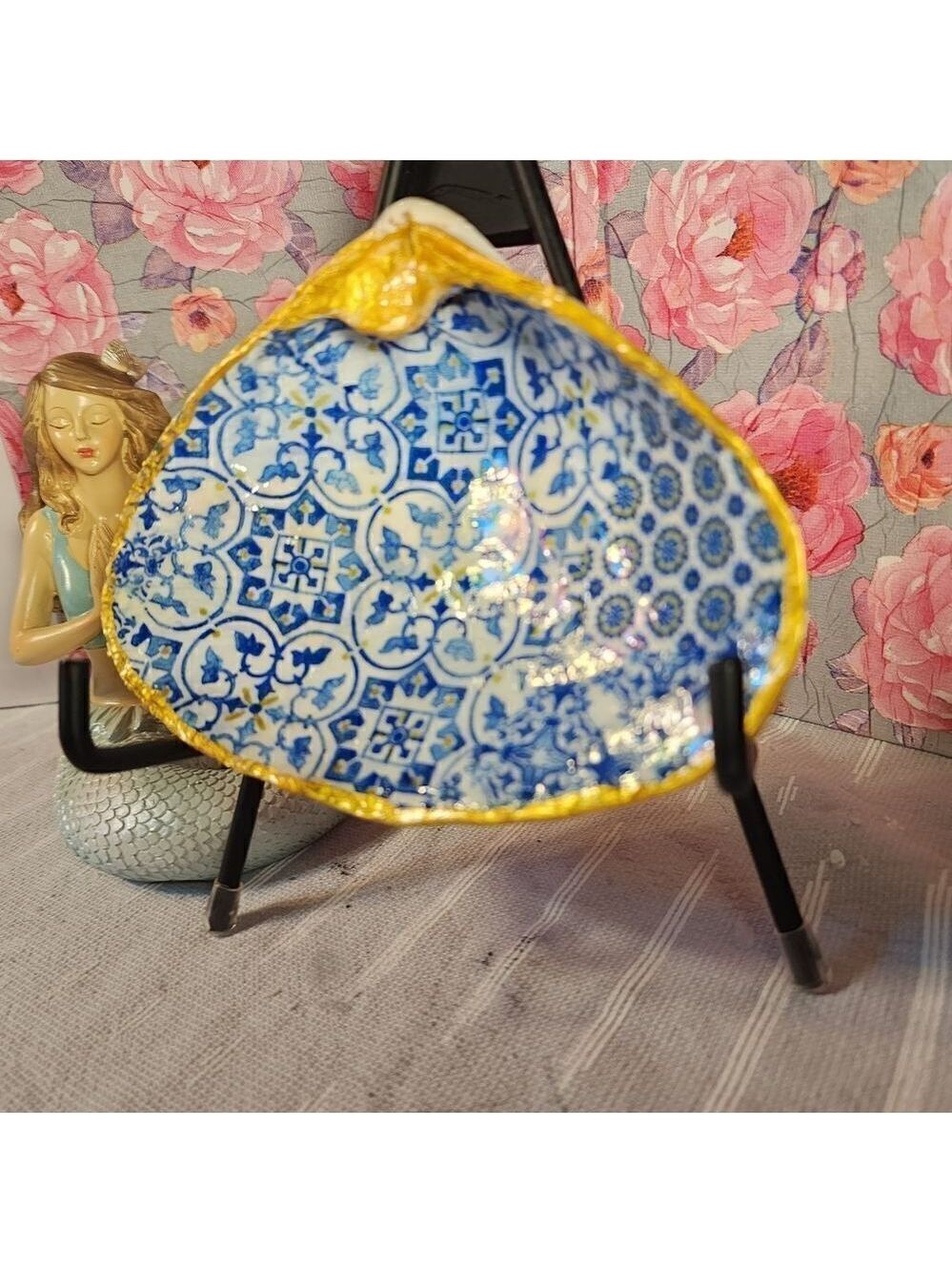 DECOUPAGE CLAM SHELL DECOUPAGE BLUE PATTERN ON A CLAM SHELL TRINKET DISH - Picture 3 of 11
